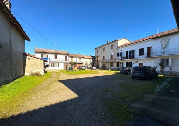 casa indipendente in vendita a Sannazzaro de' Burgondi