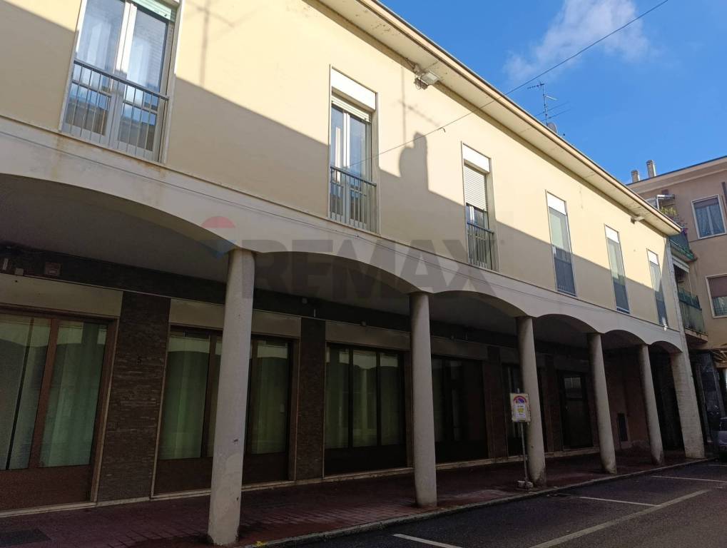 negozio in vendita a Sannazzaro de' Burgondi