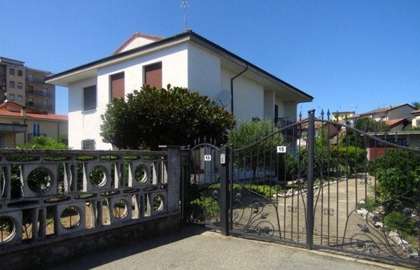 casa indipendente in vendita a Sannazzaro de' Burgondi