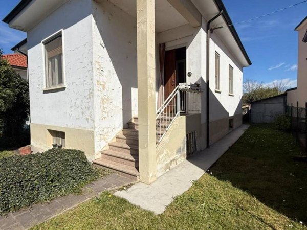 casa indipendente in vendita a Sannazzaro de' Burgondi