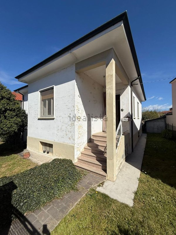 casa indipendente in vendita a Sannazzaro de' Burgondi