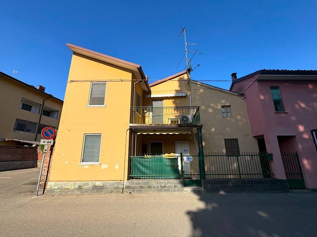 casa indipendente in vendita a Sannazzaro de' Burgondi