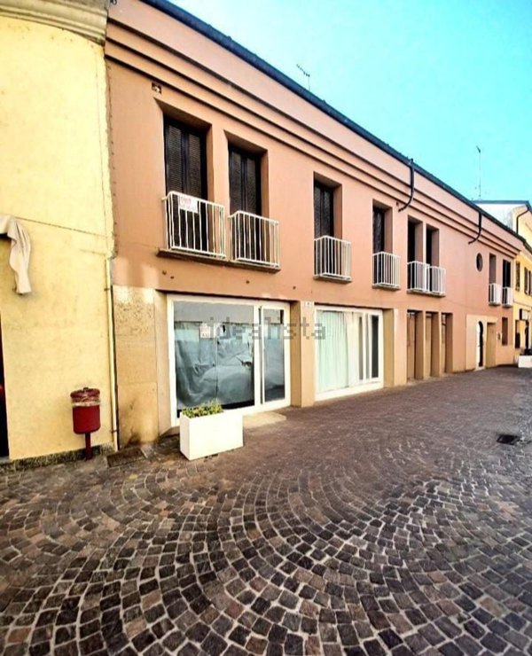 locale commerciale in vendita a Sannazzaro de' Burgondi