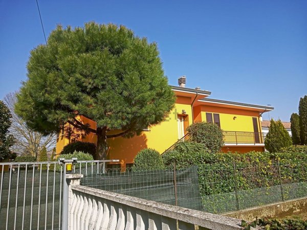 casa indipendente in vendita a Sannazzaro de' Burgondi