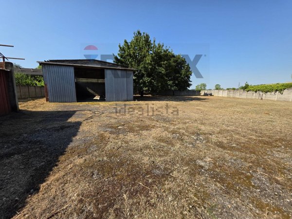terreno edificabile in vendita a Sannazzaro de' Burgondi