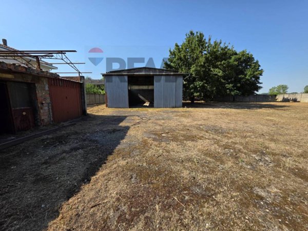 terreno edificabile in vendita a Sannazzaro de' Burgondi