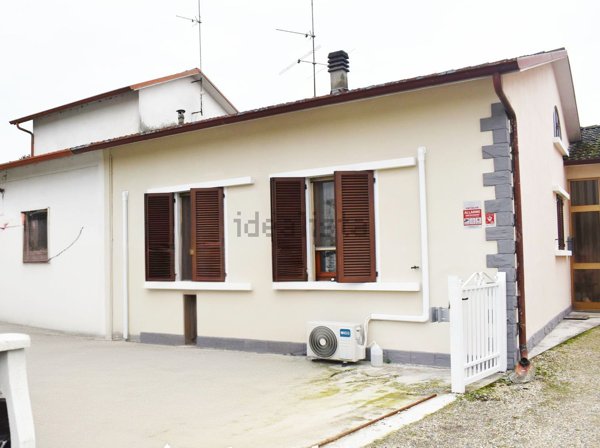casa indipendente in vendita a Sannazzaro de' Burgondi in zona Buscarella