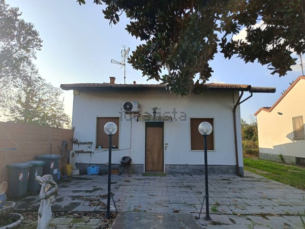casa indipendente in vendita a Sannazzaro de' Burgondi in zona Buscarella