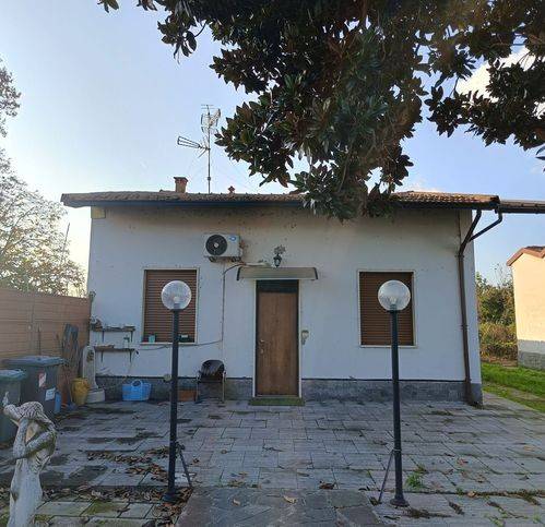 casa indipendente in vendita a Sannazzaro de' Burgondi in zona Buscarella