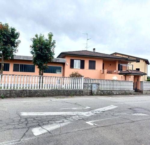 casa indipendente in vendita a Sannazzaro de' Burgondi