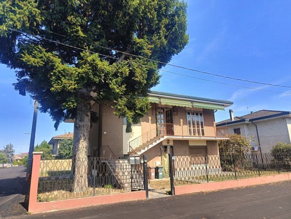 casa indipendente in vendita a Sannazzaro de' Burgondi