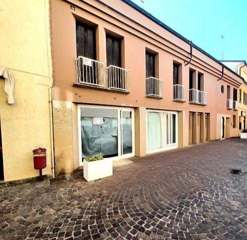 locale commerciale in vendita a Sannazzaro de' Burgondi