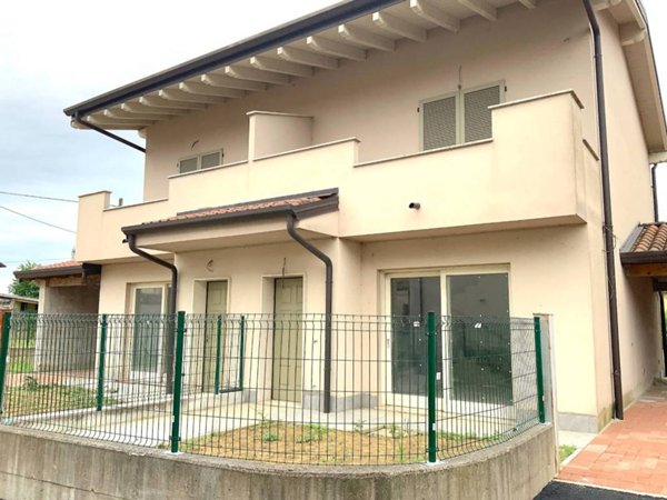 casa indipendente in vendita a Sannazzaro de' Burgondi in zona Buscarella