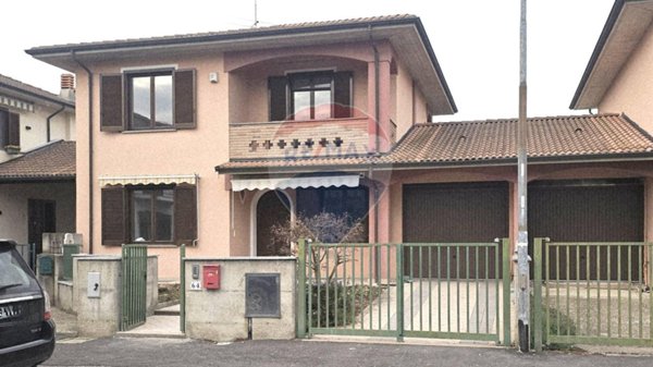 casa indipendente in vendita a Sannazzaro de' Burgondi