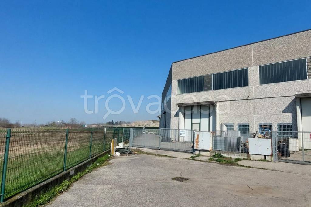 locale commerciale in vendita a Santa Cristina e Bissone in zona Santa Cristina