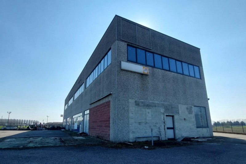 locale commerciale in vendita a Santa Cristina e Bissone in zona Santa Cristina