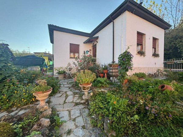 casa indipendente in vendita a Santa Giuletta