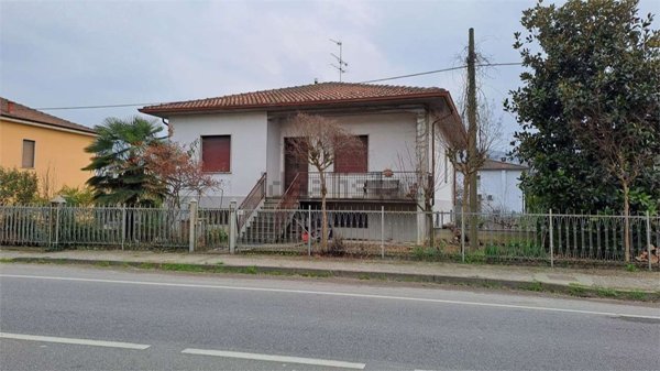 casa indipendente in vendita a Santa Giuletta