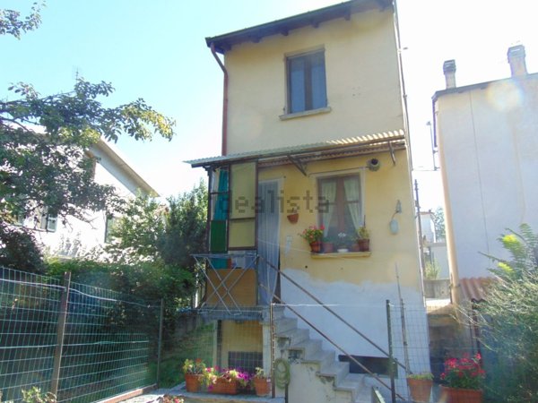 casa semindipendente in vendita a Santa Giuletta