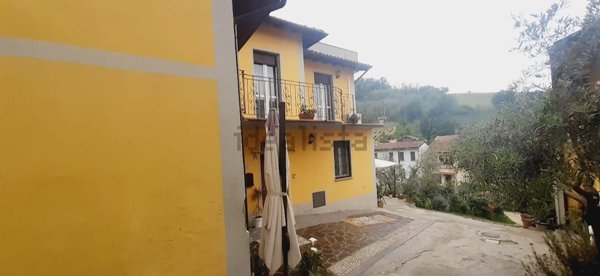 casa indipendente in vendita a Santa Giuletta