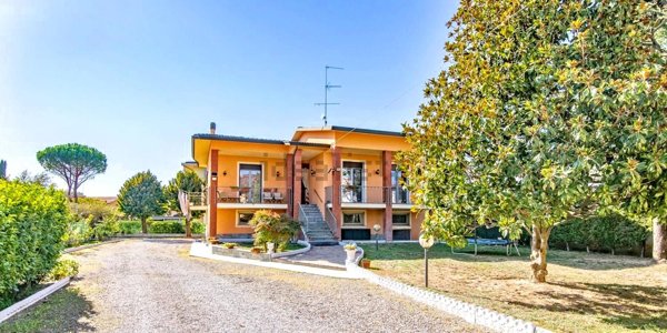 casa indipendente in vendita a Santa Giuletta