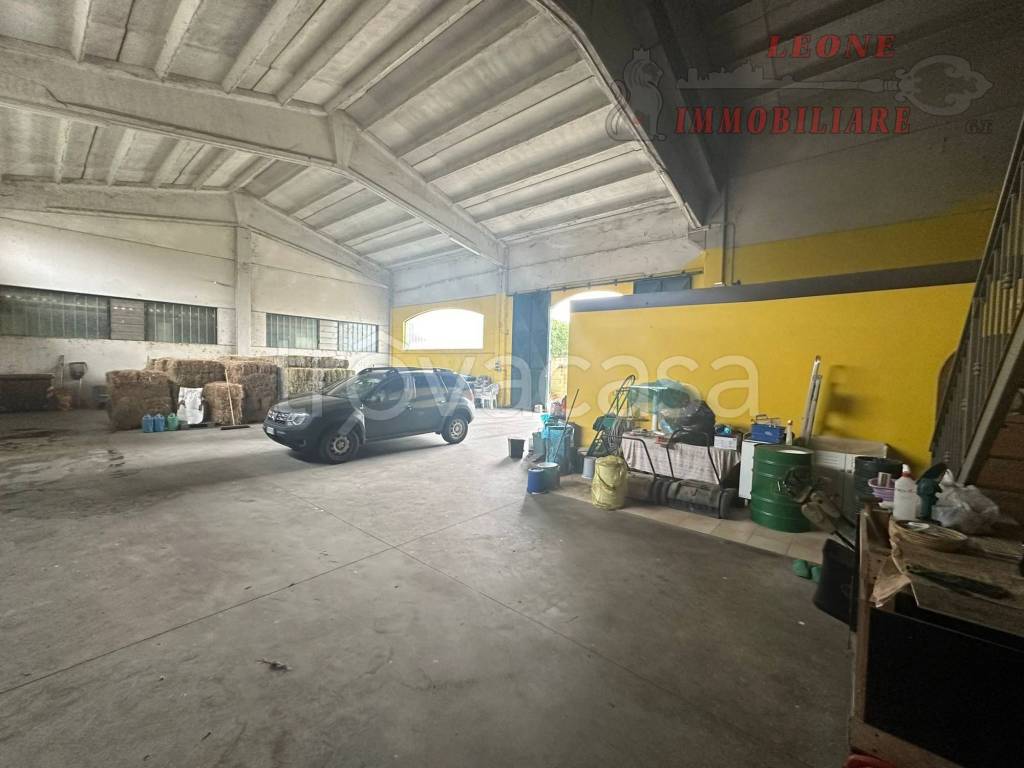 locale commerciale in vendita a Sant'Alessio con Vialone