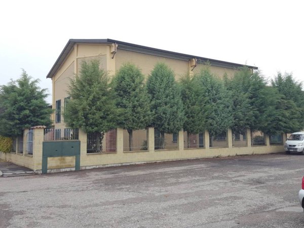 locale commerciale in vendita a Sant'Alessio con Vialone