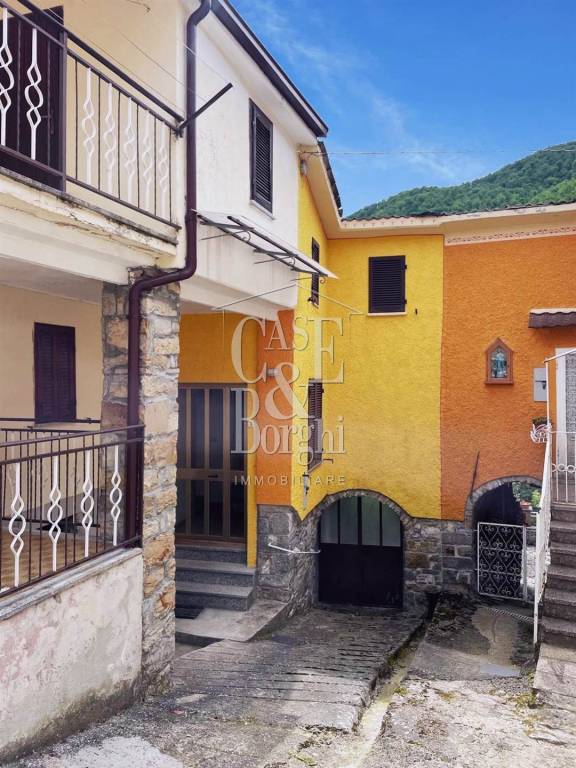 casa indipendente a Santa Margherita di Staffora in zona Casale Staffora
