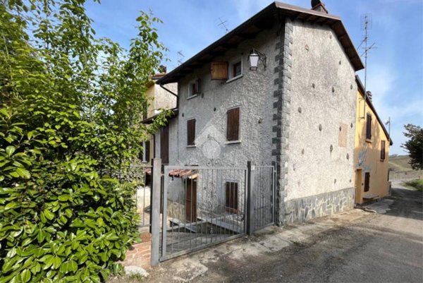 casa indipendente in vendita a Santa Maria della Versa in zona Valdamonte