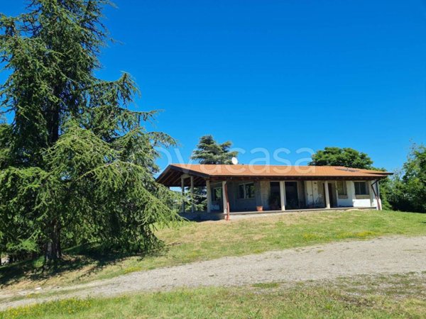 casa indipendente a Santa Maria della Versa in zona Sannazzaro/Montarco