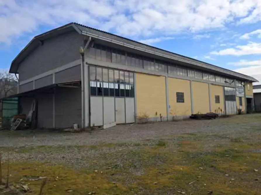 locale di sgombero in vendita a Santa Maria della Versa