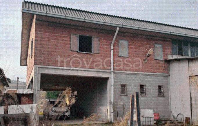 locale commerciale in vendita a Santa Maria della Versa