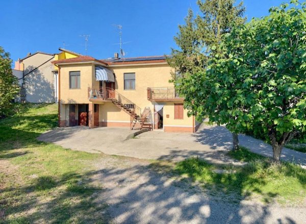 casa indipendente a Santa Maria della Versa in zona Sannazzaro/Montarco