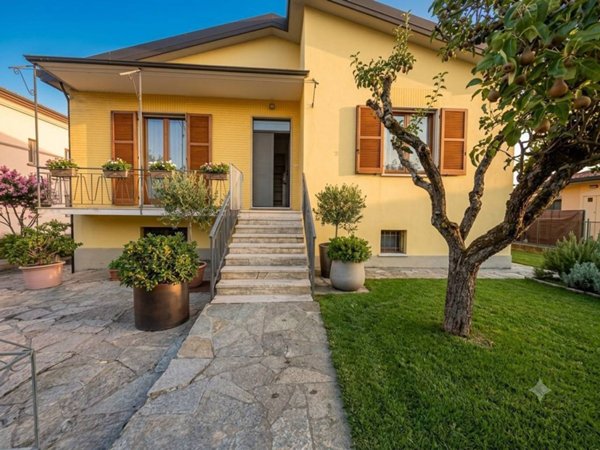 casa indipendente in vendita a Santa Maria della Versa
