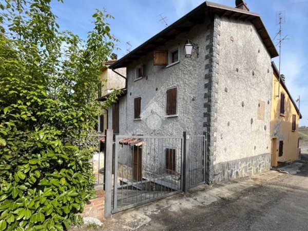 casa indipendente in vendita a Santa Maria della Versa in zona Valdamonte