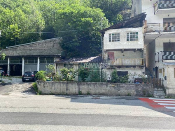 casa semindipendente in vendita a Locana in zona Rosone