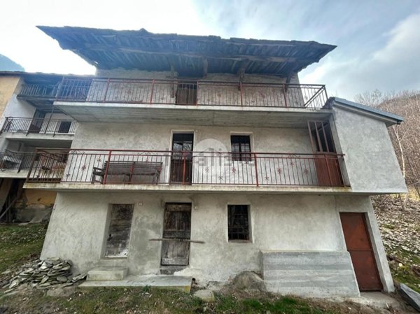 casa indipendente in vendita a Locana in zona Rosone