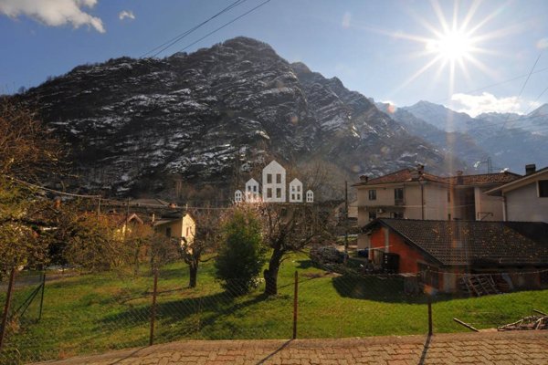 casa indipendente in vendita a Locana in zona Rosone