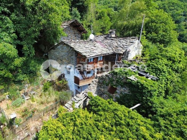 casa indipendente in vendita a Locana in zona Rosone