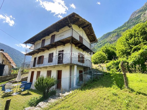 casa indipendente in vendita a Locana in zona Rosone
