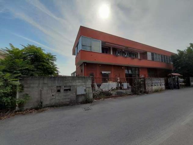 locale commerciale in vendita a Siziano
