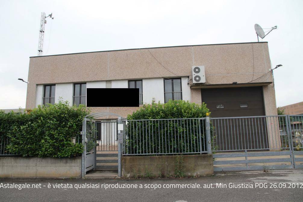 locale commerciale in vendita a Siziano