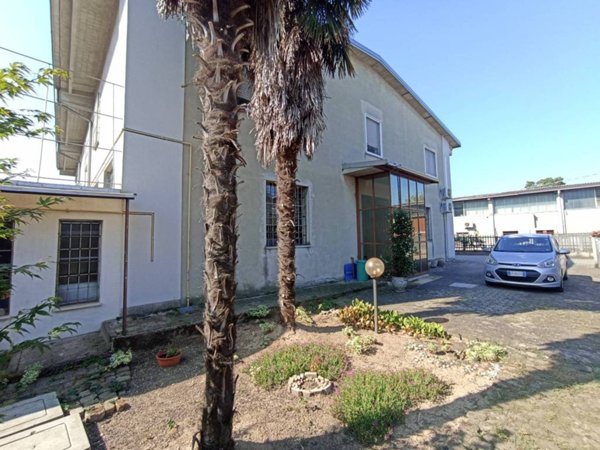 locale commerciale in vendita a Siziano