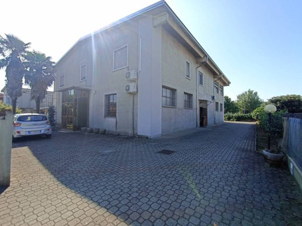 locale commerciale in vendita a Siziano