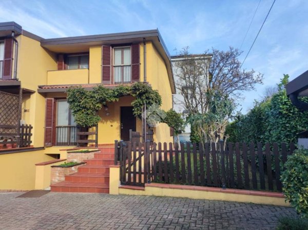 casa indipendente in vendita a Siziano