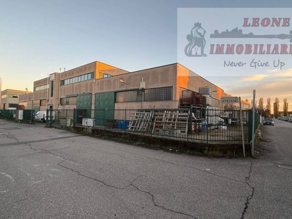 locale commerciale in vendita a Siziano