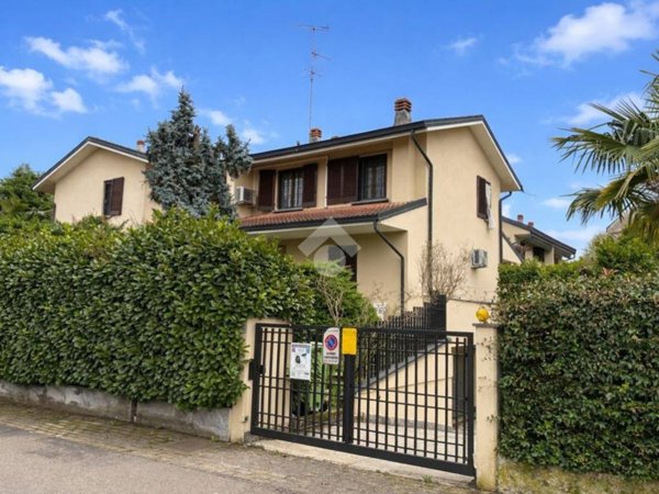 casa indipendente in vendita a Siziano