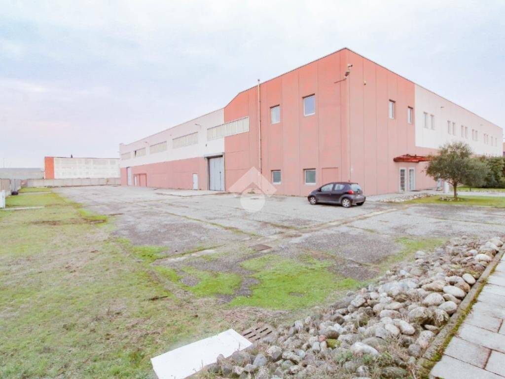 locale commerciale in vendita a Siziano