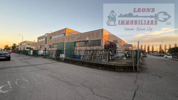 capannone in vendita a Siziano