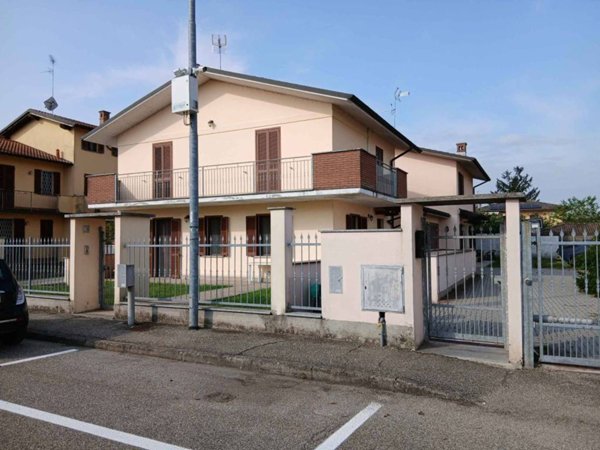 casa indipendente in vendita a Sommo